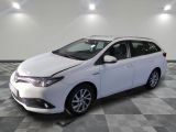 La Toyota Corolla blanche est garée sur un sol carrelé à damier.