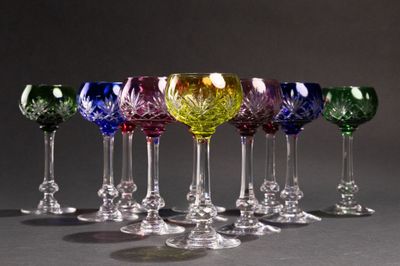 sept verres à vin alignés sur une table