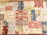 une photo d'un tapis en patchwork posé sur une table