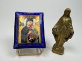 une statue représentant une femme tenant un enfant dans ses bras, à côté d'une photo d'une statue représentant une femme