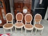 Plusieurs chaises sont alignées en rang devant une horloge