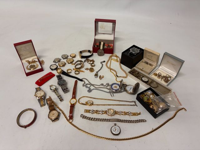Lot de bijoux et montres fantaisies. Une gourmette et une montre ...