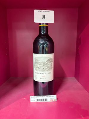 une bouteille de vin posée sur une étagère