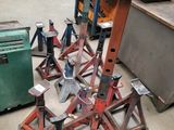 un tas d'outils posé par terre dans un garage