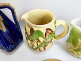 trois types de vases différents sur la table
