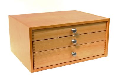 une boîte en bois surmontée de trois tiroirs