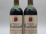 deux bouteilles de vin rouge posées l'une à côté de l'autre sur une table