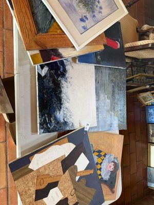 de nombreuses photos accrochées au mur de cette pièce