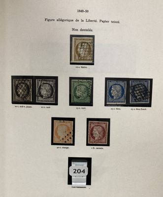 un vieux livre sur lequel sont collés tout un tas de timbres différents
