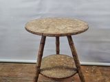 une petite table en bois surmontée de deux étagères
