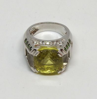 une image représentant une bague sertie d'une pierre jaune
