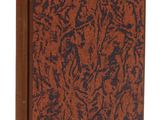 un livre marron et noir avec une couverture marron sur fond blanc