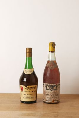 deux bouteilles de vin posées l'une à côté de l'autre sur une table en bois