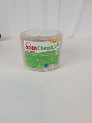 une tasse remplie de nourriture posée sur une table