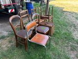 many chairs and chairs that are sitting in the grass
