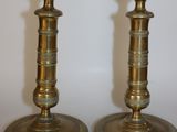 paire de chandeliers anciens en laiton sur fond blanc