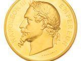 gros plan d'une pièce d'or sur fond blanc