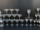 beaucoup de verres à vin et une bouteille sur la table