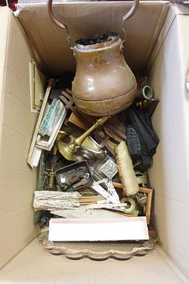 une boîte en carton remplie d'objets hétéroclites