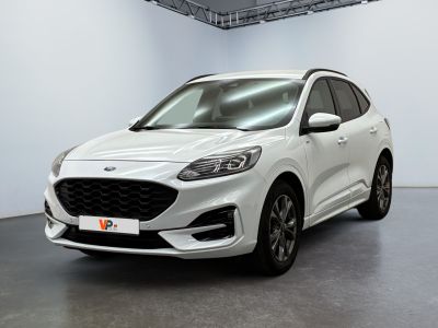 Une Ford Kuga blanche est garée dans une grande pièce