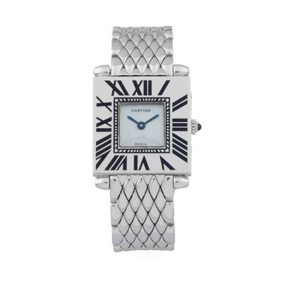 gros plan d'une montre-bracelet avec des chiffres romains