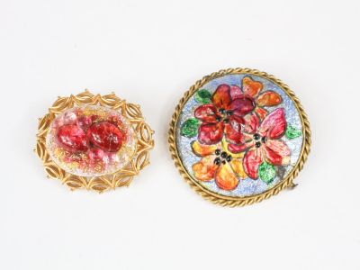 LIMOGES - 2 broches en métal doré centées d'émaux : - ronde …