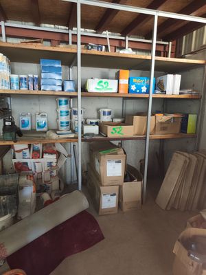 une pièce avec beaucoup de boîtes et de cartons sur les étagères