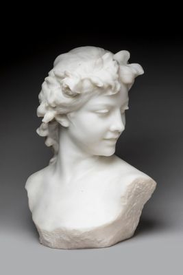 un buste en marbre blanc représentant une femme avec des fleurs sur la tête