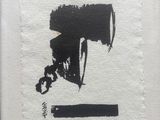 une image représentant une peinture en noir et blanc d'une personne tenant un appareil photo