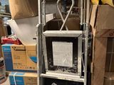 beaucoup de cartons et une télévision dans une pièce