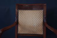 Paire de fauteuils en acajou et placage d'acajou mouluré et … (photo 3)