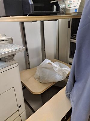un bureau avec une imprimante posée dessus