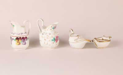 Réunion de quatre verseuses en porcelaine émaillée polychrom…