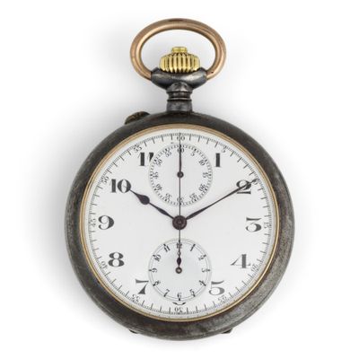 gros plan d'une montre de poche sur fond blanc