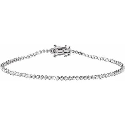 un bracelet de tennis en diamants sur fond blanc