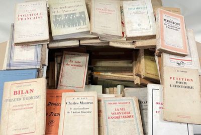 plusieurs livres empilés sur une table