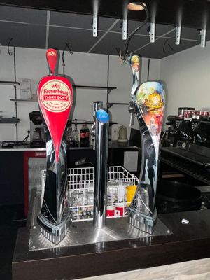 Des bouteilles de bière sont alignées sur le comptoir d'un restaurant