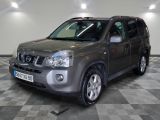 une photo d'un SUV Nissan gris garé dans un garage