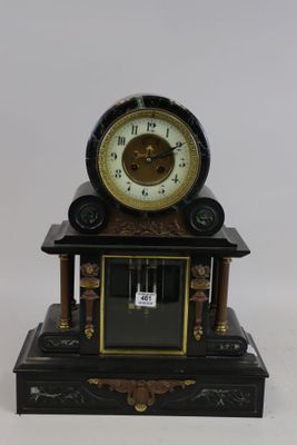 une petite horloge posée sur une table