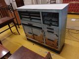 une armoire surmontée d'une série de tiroirs