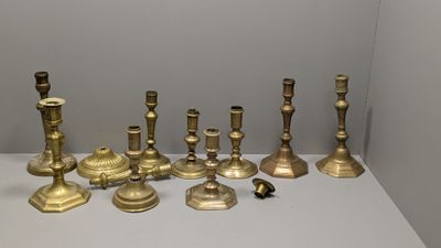 un grand nombre de bougies posées sur une table