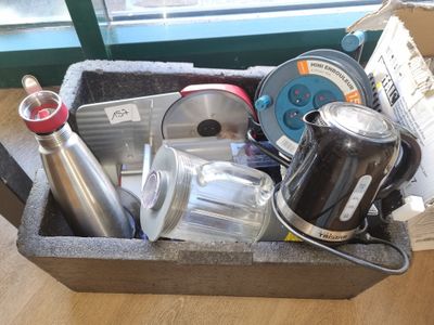 une boîte remplie d'objets divers posée sur une table