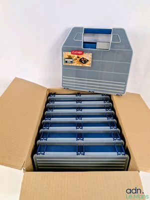 une boîte contenant tout un tas de piles bleues