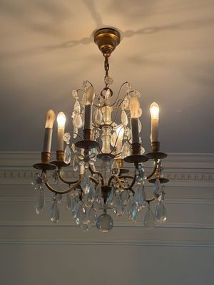 un lustre suspendu au plafond d'une pièce