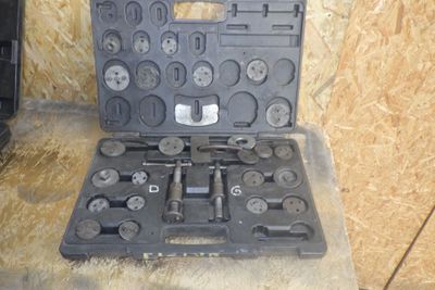 une image représentant un ensemble d'outils dans une boîte à outils