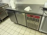 plan de travail en acier inoxydable dans une cuisine professionnelle offrant un vaste espace de travail