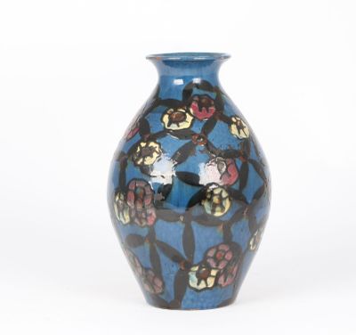 un vase bleu orné d'un motif floral