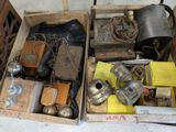 une boîte remplie d'objets hétéroclites posée sur le sol