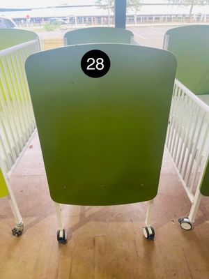 une chaise verte et blanche sur laquelle est inscrit un numéro