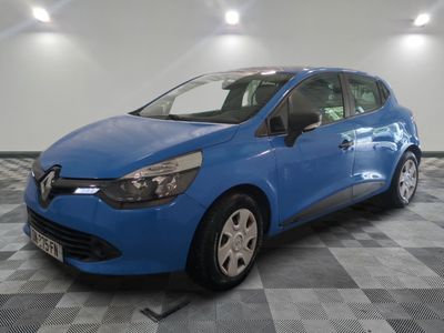 une voiture bleue est garée dans une pièce au sol à carreaux